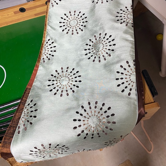 Table runner - Picture 1 of 2